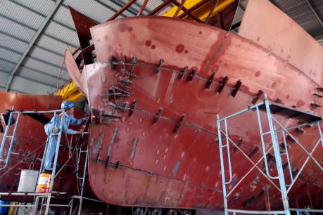 Niềm vui chưa trọn khi những con tàu vỏ thép bị sự cố