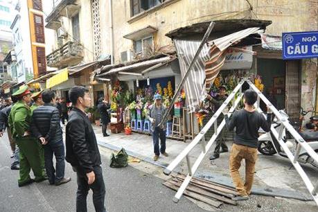 Nhức nhối vi phạm bảng quảng cáo tại Hà Nội: Bài 1 - Rình rập những hiểm nguy