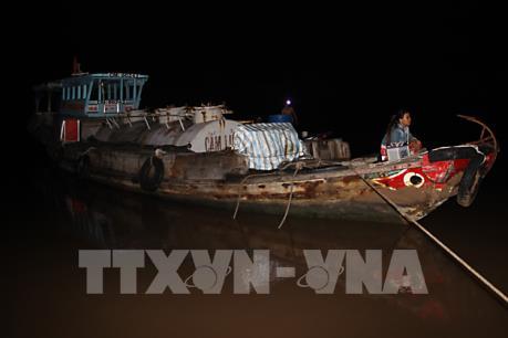 Cà Mau: Va chạm trên sông Gành Hào làm ghe chở cát 17 tấn bị chìm