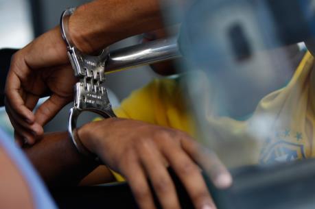 Tạm giữ ba người để điều tra về hành vi bắt giữ người trái pháp luật