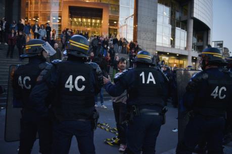 Bầu cử Tổng thống Pháp: Đụng độ giữa cảnh sát và người biểu tình sau bầu cử vòng 1