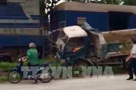 Va chạm giữa tàu chở than và xe tải tại Quảng Ninh, một người bị thương nặng