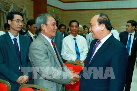 Thủ tướng Nguyễn Xuân Phúc thăm cán bộ, nhân viên Đại sứ quán Việt Nam tại Campuchia