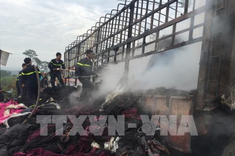 Xe chở vải bốc cháy dữ dội trên đường Hồ Chí Minh