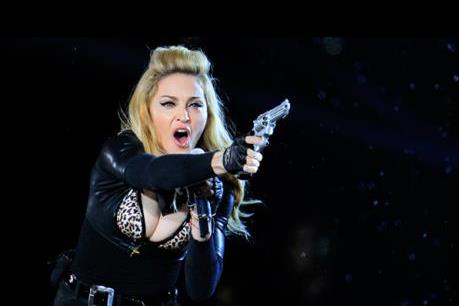 Dự án phim tiểu sử Madonna hứng "búa rìu" từ nhân vật chính