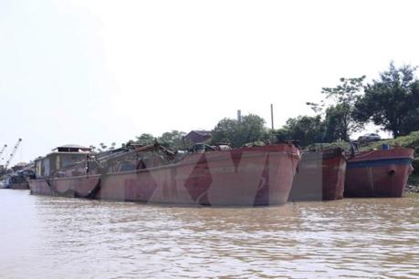 Bắt giữ tàu khai thác cát trái phép gần điểm xung yếu đê sông Hồng ở Khoái Châu, Hưng Yên