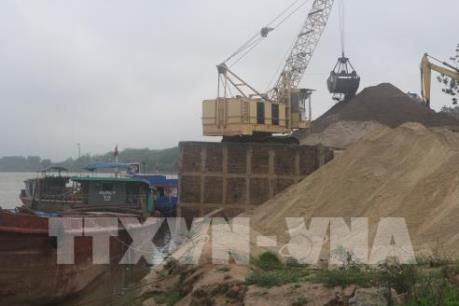 Khai thác cát sỏi trên sông Phước Giang: Chính quyền xã “cầm đèn chạy trước ô tô”