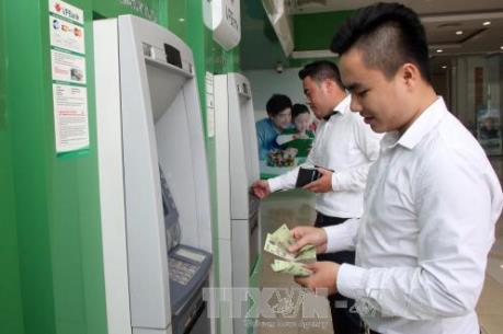 Dừng tăng phí rút tiền ATM tạo sự đồng thuận trong dư luận