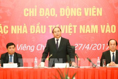 Thủ tướng Nguyễn Xuân Phúc gặp gỡ các doanh nghiệp Việt Nam tại Lào