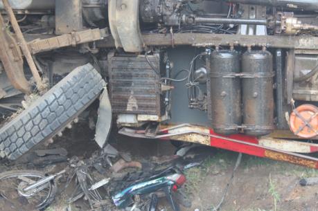 Va chạm xe máy, xe ô tô tải lật nghiêng đè chết 2 người