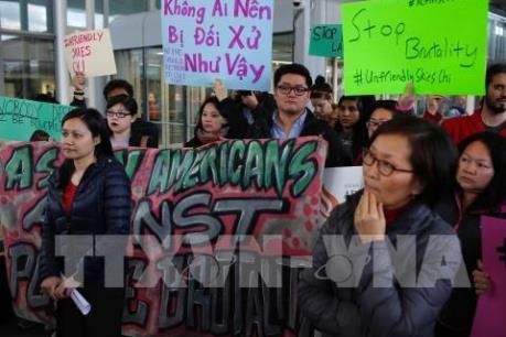 United Airlines tăng bồi thường, giảm lượng vé đặt quá số ghế