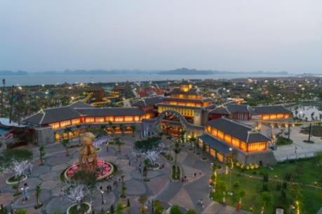 Đến Hạ Long dịp 30/4 để xem triển lãm ảnh và trải nghiệm trang phục Hàn Quốc