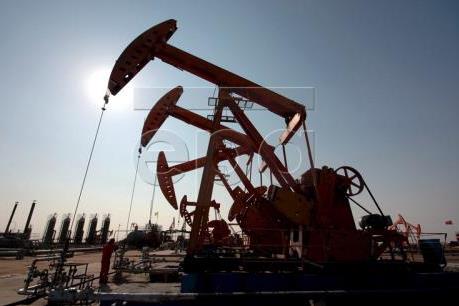 Giá dầu châu Á nhích nhẹ phiên cuối tuần