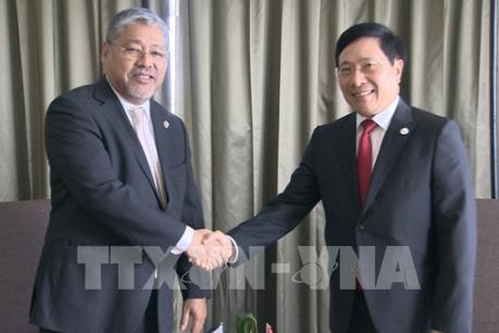 Phó Thủ tướng Phạm Bình Minh tiếp xúc song phương bên lề HN bộ trưởng ngoại giao ASEAN