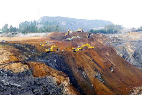 Xử lý doanh nghiệp khai thác khoáng sản trái phép và chống người thi hành công vụ