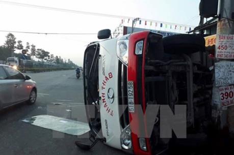 Xe container mất lái đâm vào quán cà phê