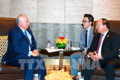 Thủ tướng Nguyễn Xuân Phúc gặp Thủ tướng Malaysia bên lề Hội nghị Cấp cao ASEAN lần thứ 30