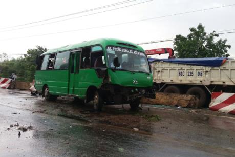 Bình Phước: Xe khách đâm vào dải phân cách, 3 người bị thương