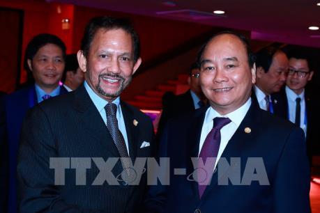 Thủ tướng Chính phủ Nguyễn Xuân Phúc gặp Quốc vương Brunei bên lề Hội nghị Cấp cao ASEAN
