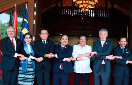 Thủ tướng Nguyễn Xuân Phúc gặp Thủ tướng Vương quốc Thái Lan bên lề Hội nghị Cấp cao ASEAN