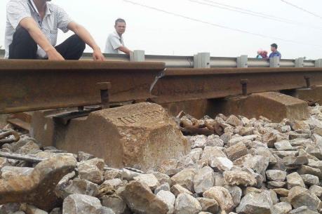 Đường ray bị gãy, hơn 1.100 khách đi tàu may mắn thoát nạn