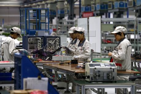 Trung Quốc: Khu vực chế tạo, dịch vụ tăng trưởng chậm lại