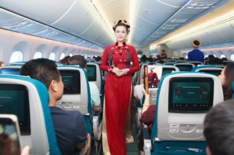 Tiếp viên Vietnam Airlines trình diễn áo dài tại độ cao 10.000m trên không