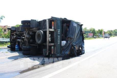 Lật xe tải làm tắc nghẽn quốc lộ 1A