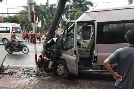 Xe khách mất lái đâm gãy cột điện