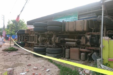 Xe container bị lật, đè sập phần trước của 3 căn nhà