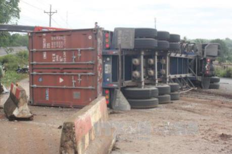 Xe container mất lái khiến một người tử vong