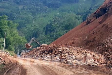 Mưa kéo dài tại Đà Lạt gây sạt lở nghiêm trọng