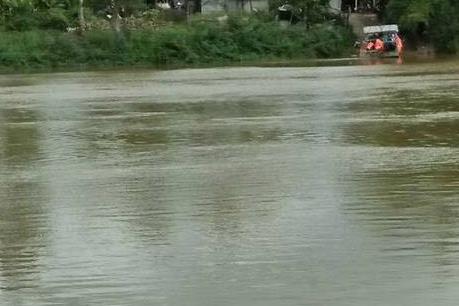 Phà qua sông Đồng Nai bị chìm, nhiều người thoát nạn