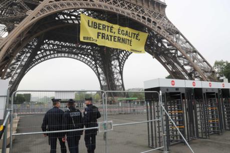 Bầu cử Tổng thống Pháp: Greenpeace treo biểu ngữ phản đối ứng cử viên Le Pen