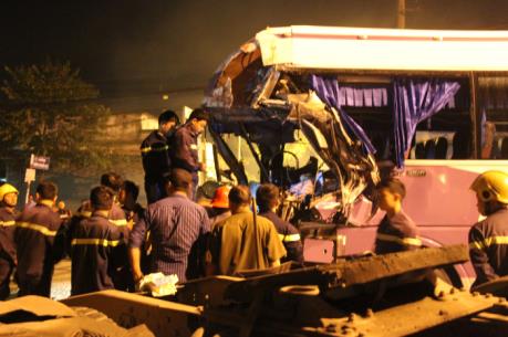 Bình Dương: Xe khách va chạm xe containe làm 1 người chết, 1 người bị thương