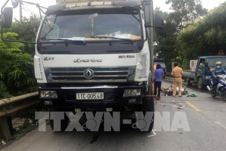 Xe máy va chạm ô tô, hai người chết tại chỗ