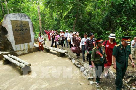 Thăm Sở chỉ huy Chiến dịch Điện Biên Phủ năm xưa