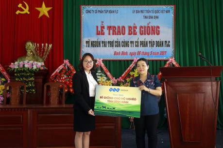 Tập đoàn FLC trao bê giống cho hộ nghèo ở tỉnh Bình Định