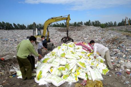 Tp Hồ Chí Minh tiêu hủy gần 23 tấn phân bón giả