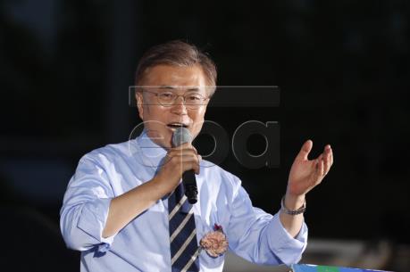 Bầu cử Tổng thống Hàn Quốc: Ông Moon Jae-in dẫn đầu các cuộc thăm dò ngoài phòng bỏ phiếu