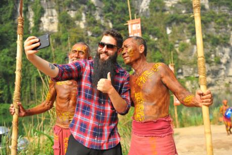 Đại sứ du lịch Jordan Vogt-Roberts thăm lại phim trường Kong: Skull Island tại Ninh Bình