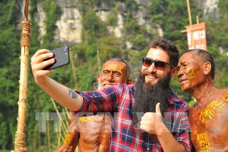 Đạo diễn phim Kong: Skull Island thăm lại phim trường và giao lưu với “thổ dân”