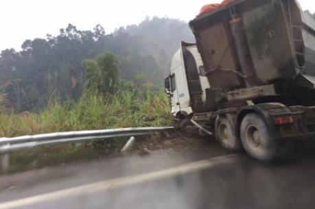 Xe container lao qua dải phân cách, đâm thằng vào xe ô tô Lexus