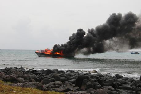 Kiểm tra, làm rõ nguyên nhân vụ cháy tàu thu mua hải sản trên biển Bình Thuận