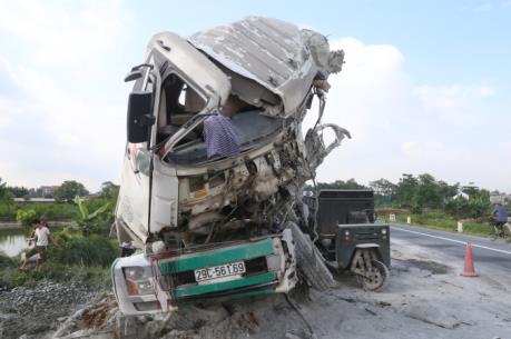 Tai nạn giao thông nghiêm trọng khiến 2 xe tải biến dạng, 2 lái xe tử vong tại chỗ