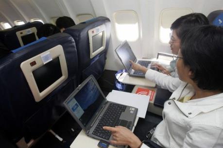 EU đề nghị đàm phán khẩn cấp với Mỹ về khả năng mở rộng lệnh cấm mang laptop lên máy bay