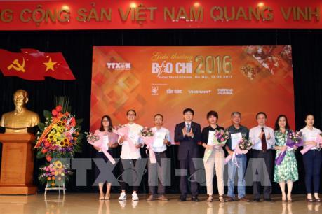 Toàn cảnh lễ trao giải Báo chí Thông tấn xã Việt Nam năm 2016
