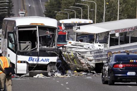 Va chạm xe buýt và xe tải, 19 người thiệt mạng