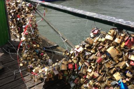 “Khóa tình yêu” ở Paris mở ra cơ hội cho người tị nạn