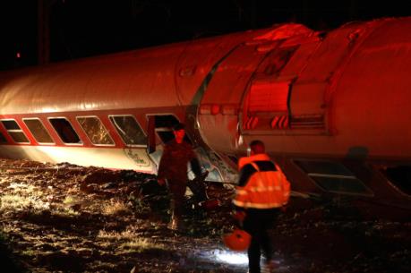 Tàu hỏa trật đường ray, lao vào nhà dân